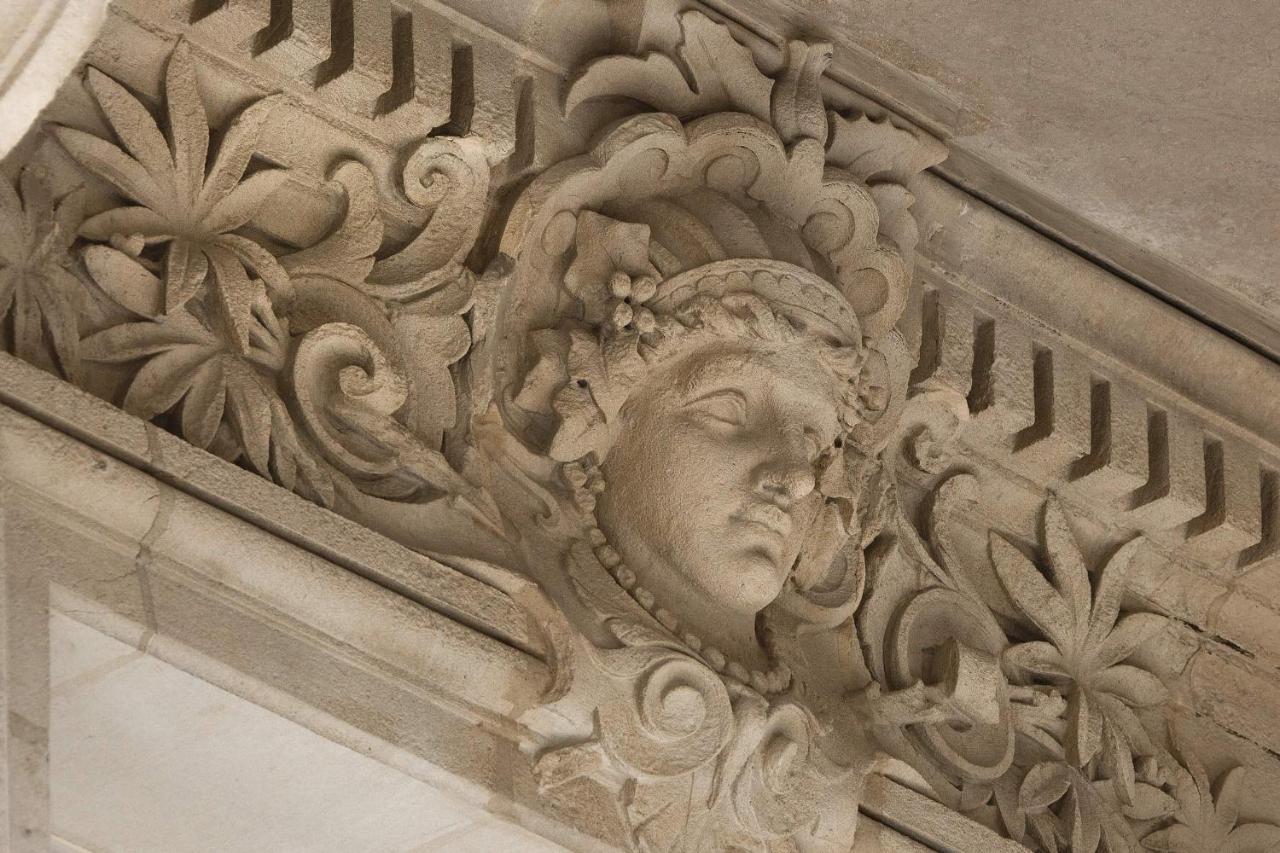 La Demeure Montaigne Hotel Párizs Kültér fotó Detail of the ceiling