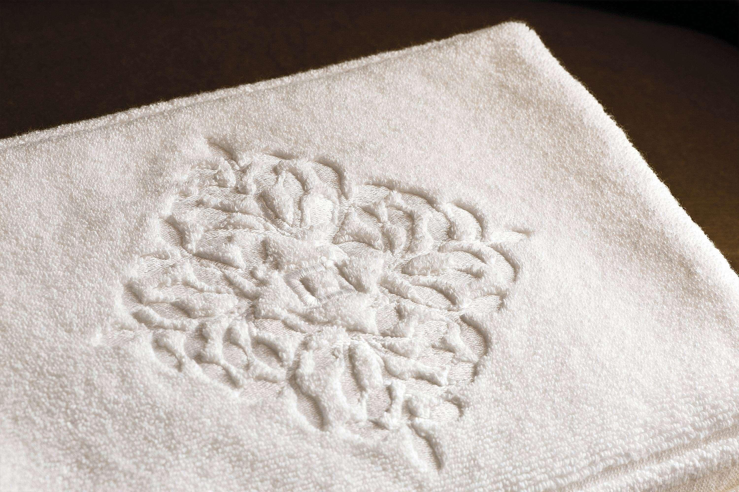 La Demeure Montaigne Hotel Párizs Kültér fotó A towel with a monogram