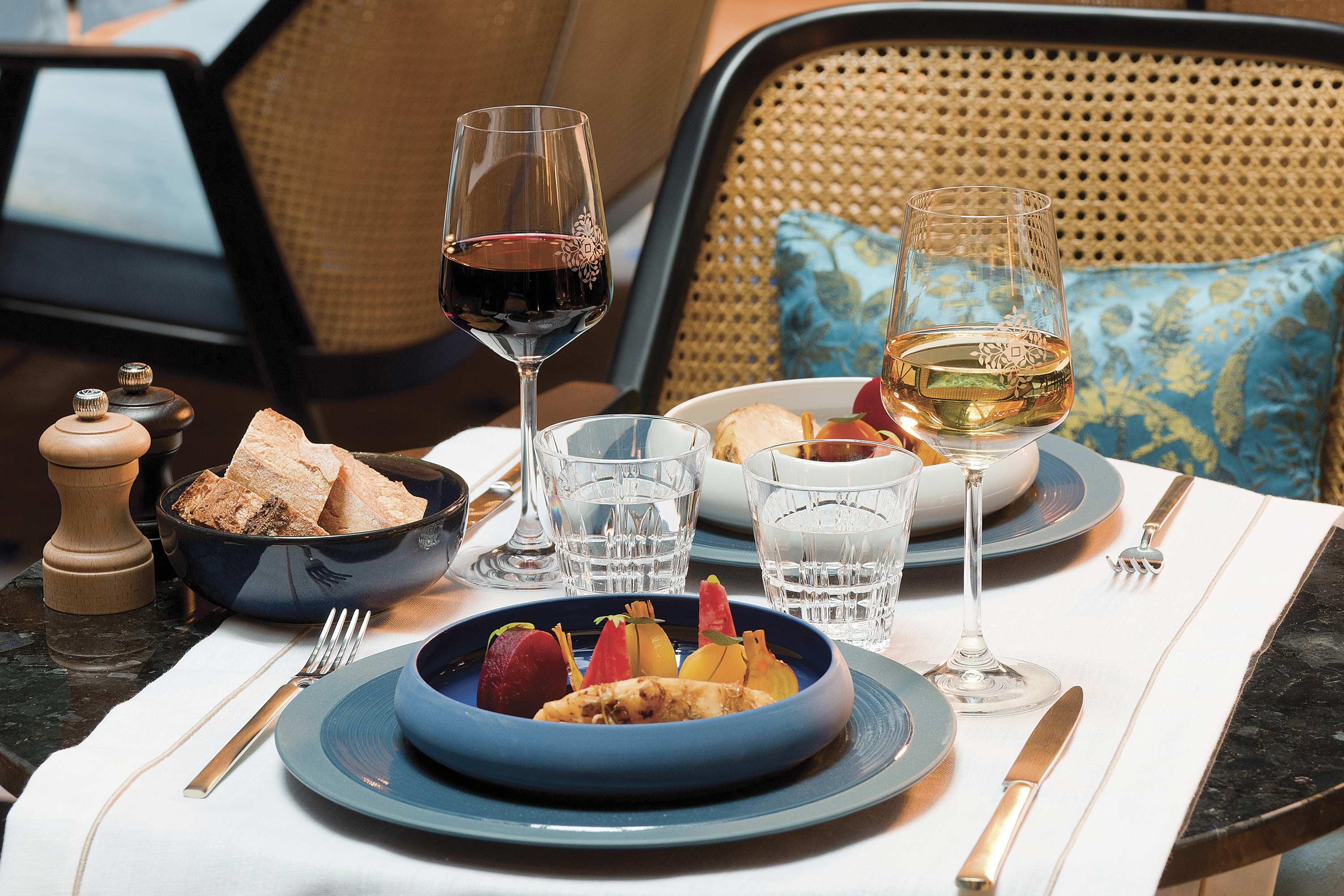La Demeure Montaigne Hotel Párizs Kültér fotó A table set for dinner