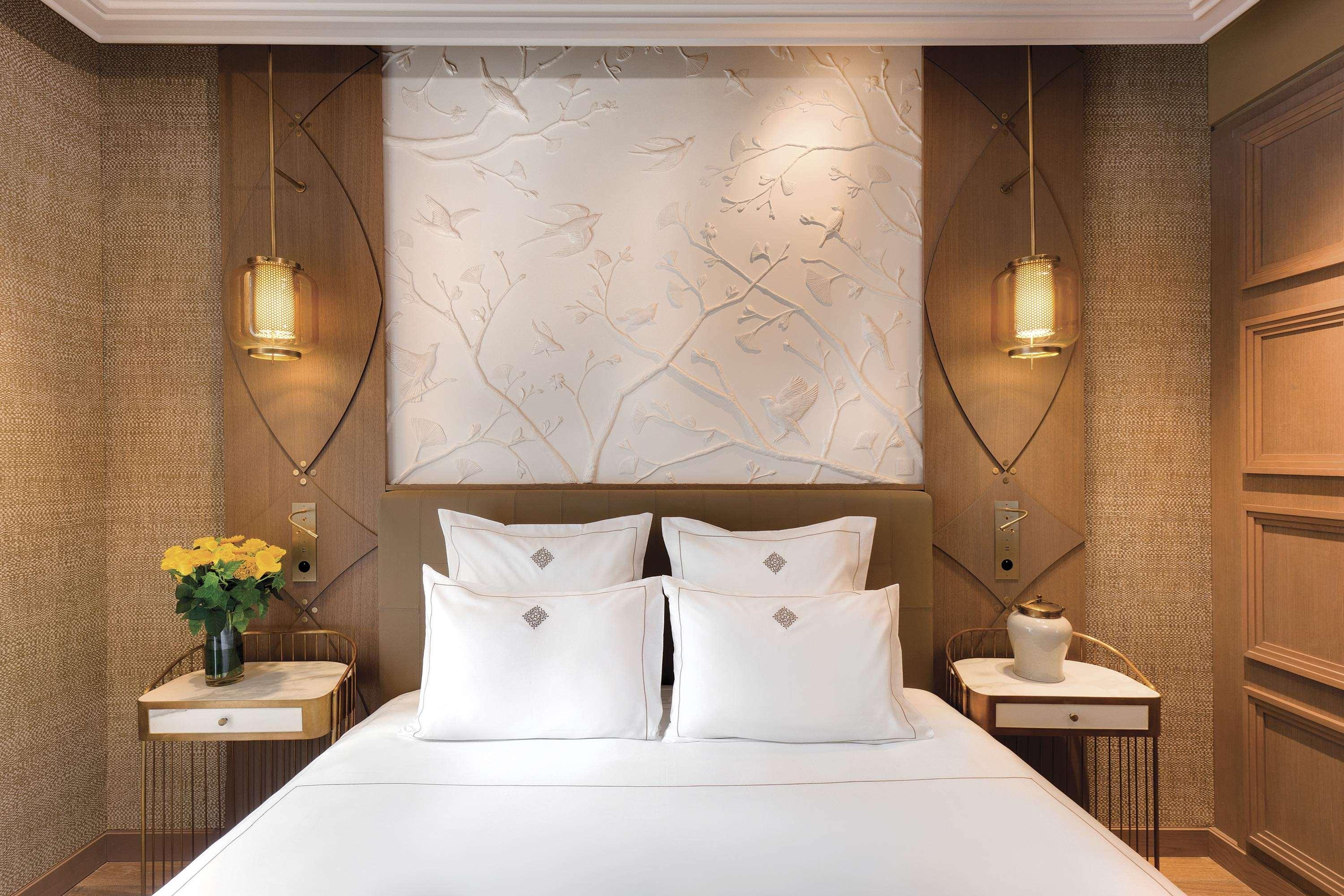 La Demeure Montaigne Hotel Párizs Kültér fotó A bedroom at the Mandarin Oriental Paris
